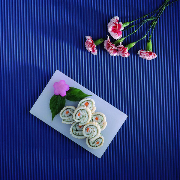 白色寿司与康乃馨图片