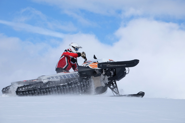 翻倒在雪地上的摩托雪橇图片