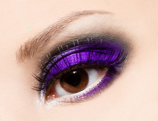 紫色眼影美女图片
