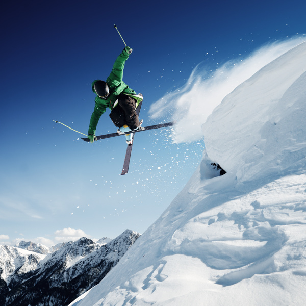 雪山上滑雪运动员图片