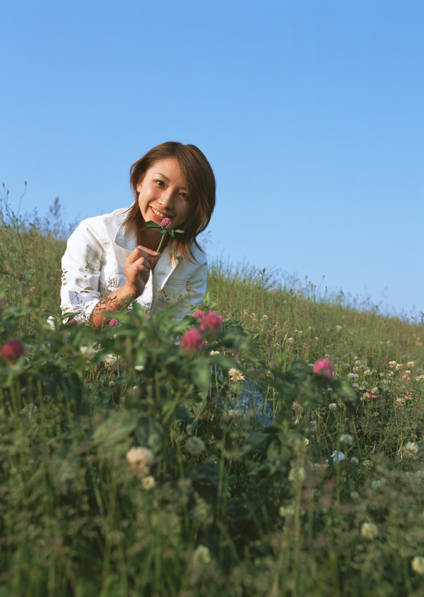 蹲在花丛中的女人图片