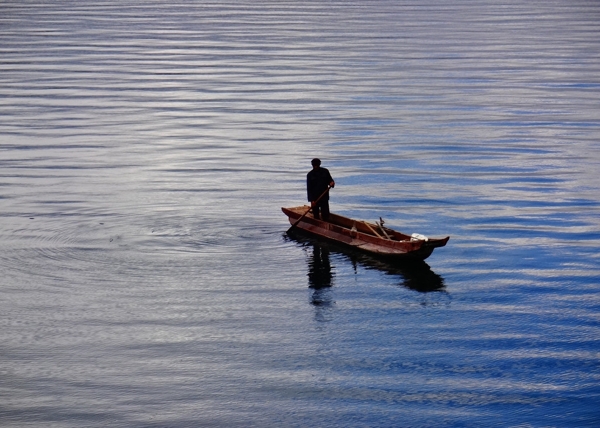 泸沽湖泛舟图片