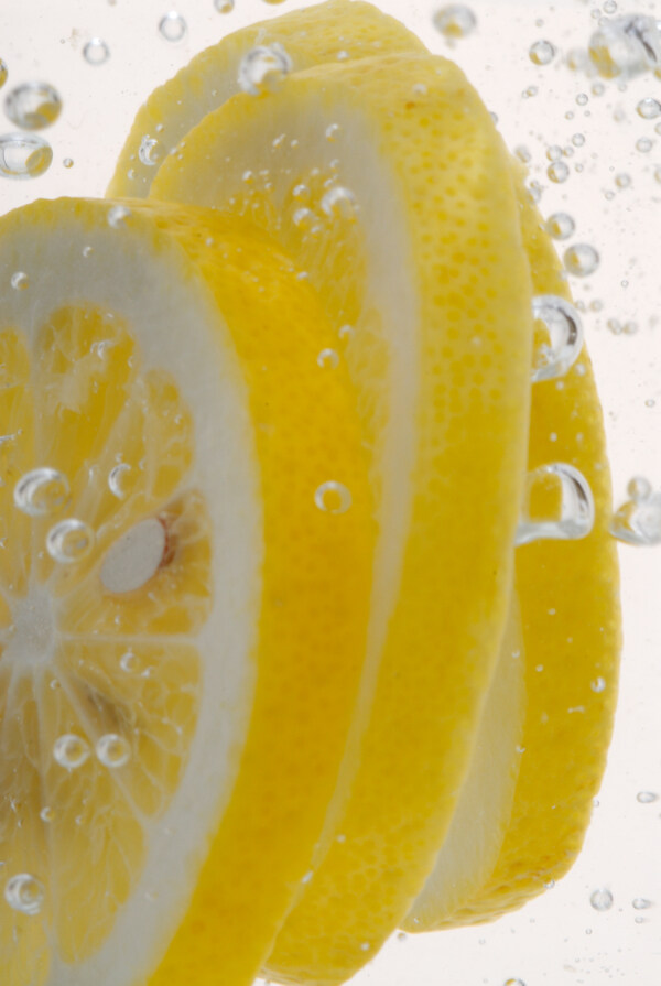 水里的柠檬片特写图片