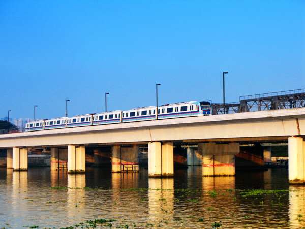 广州地铁5号线通过珠江大桥