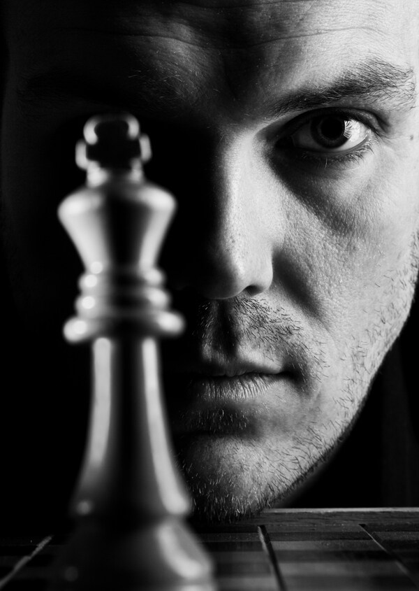 男人与国际象棋图片