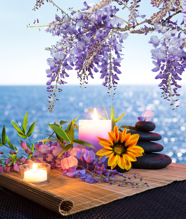 紫色花朵与蜡烛图片