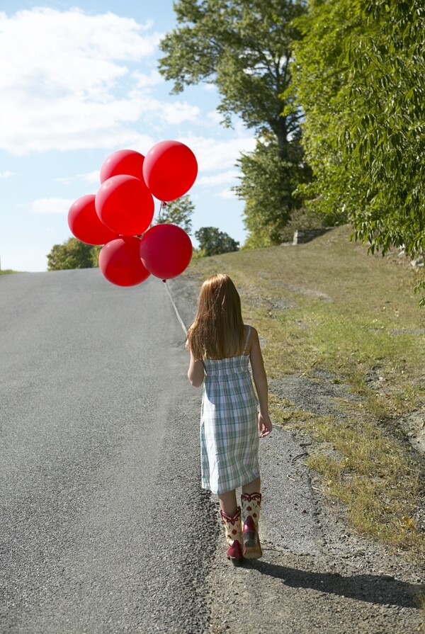 拿着红气球的女孩图片