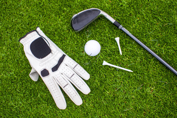 草地上的高尔夫球工具图片