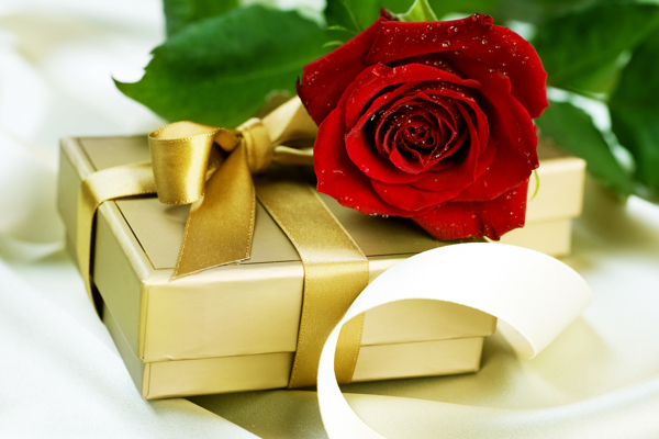 情人节礼物和玫瑰图片