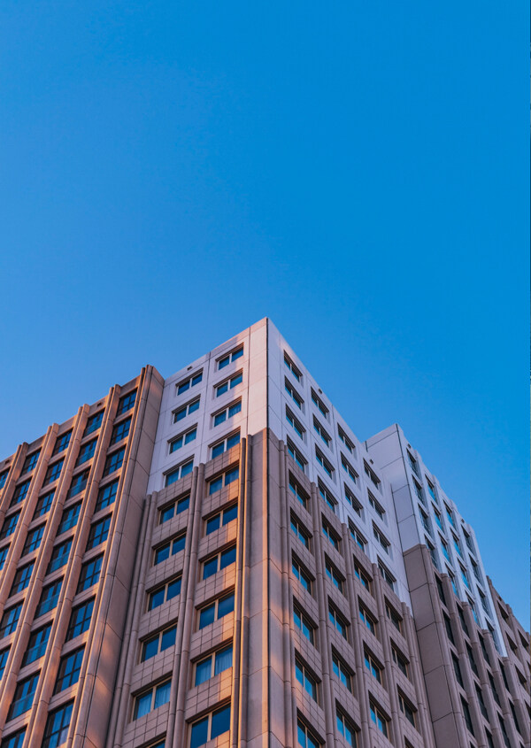 棕色混凝土建筑在蓝天下
