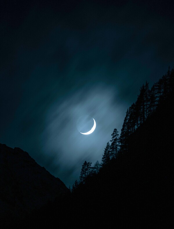 夜晚的弯月