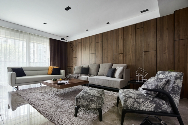 现代时尚客厅深褐色木制背景墙室内装修图