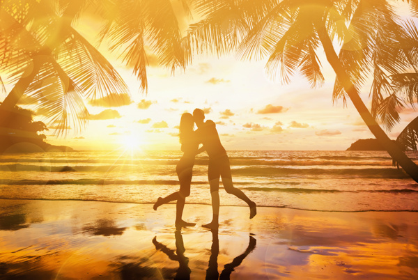 椰子树下的亲吻情侣图片