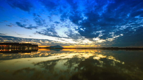 湖反射日出天空云彩景观