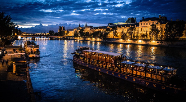 美丽的巴黎塞纳河夜景图片