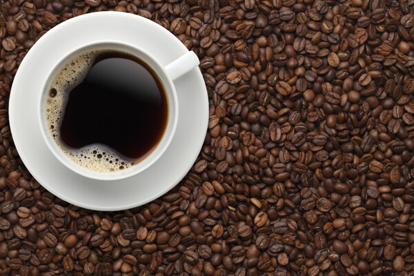咖啡豆上的咖啡摄影图片