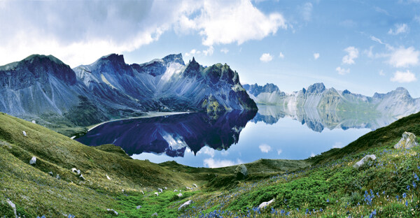 山峰与湖泊美丽风光图片