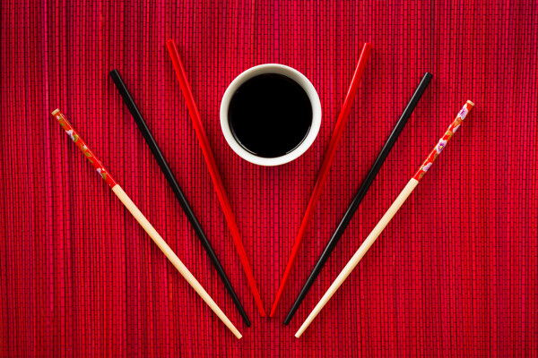 三对筷子和黑色的水