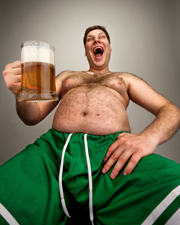喝啤酒的肥胖男人图片