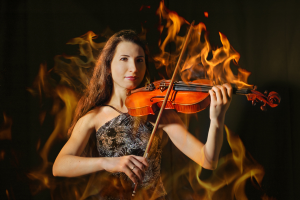 火焰中拉小提琴的美女图片