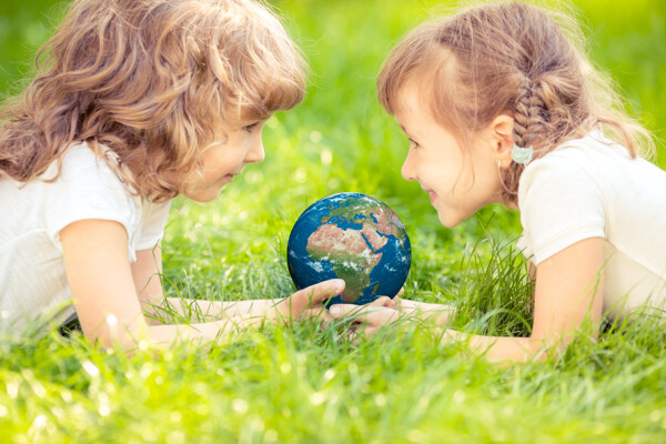 捧着地球的两个小女孩图片