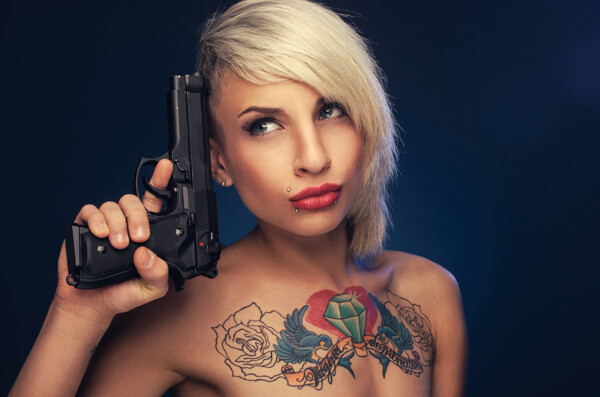 拿着枪的性感美女图片
