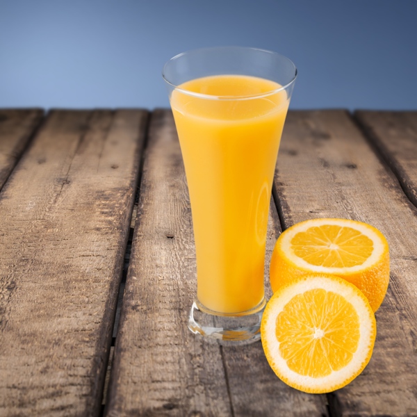 木板上的橙汁和橙子图片
