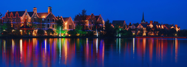 成都南湖度假区欧式风情街夜景图片