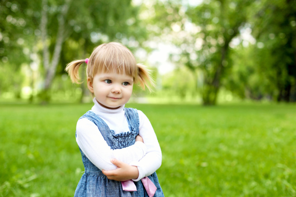 站在草地上的小女孩图片