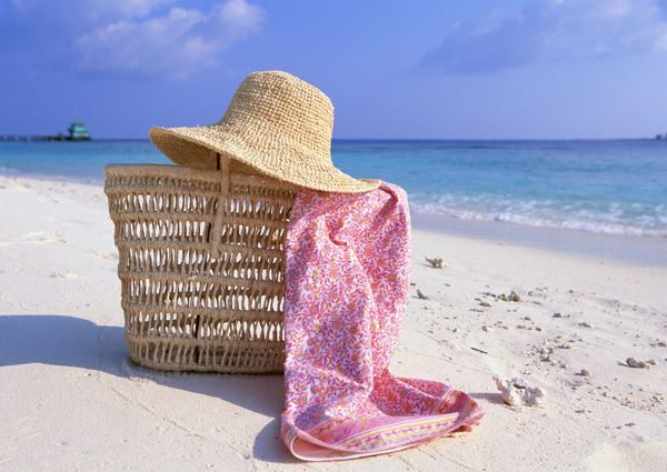 海滩上的草帽篮子图片