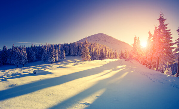 日落与雪山景色图片