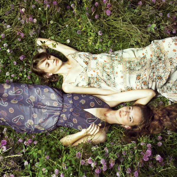 躺在草地上的美女们图片