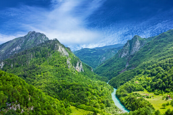 绿色小溪高山图片