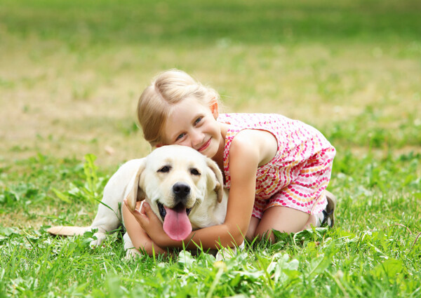 可爱女孩抱着小狗图片