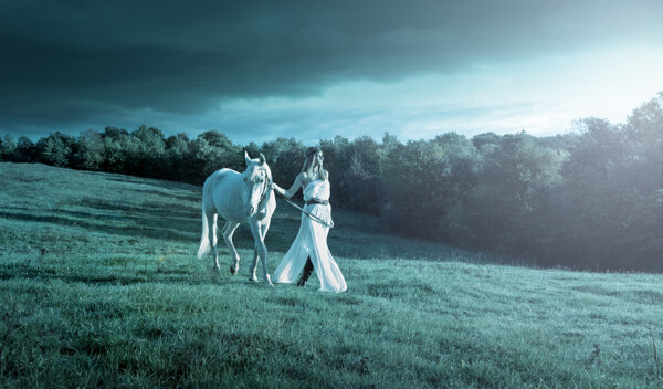 草原上的美女与白马图片