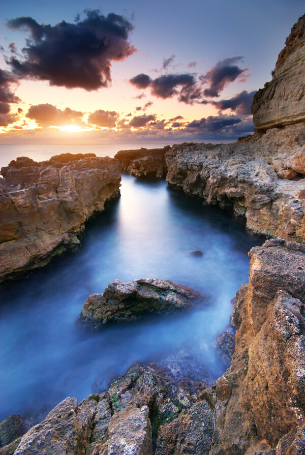 海边岩石夕阳图片