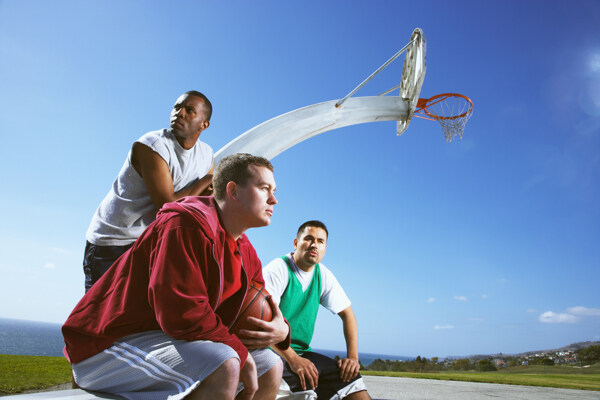 三个打篮球的男人图片