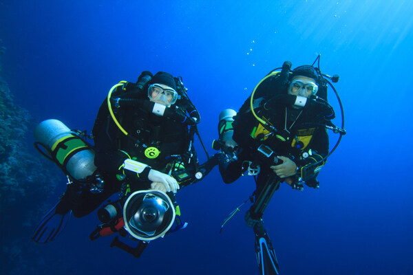 蓝色海洋里的潜水员图片