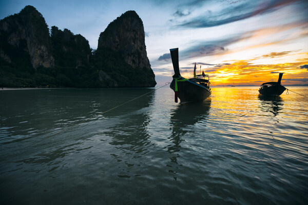 黄昏下的海面风景