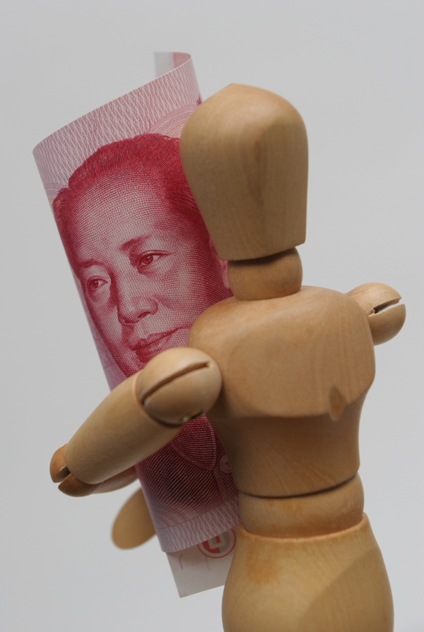 木偶人抱着的人民币图片