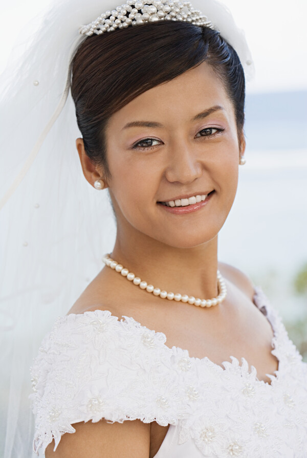 穿着婚纱戴着项链幸福微笑的新娘图片图片