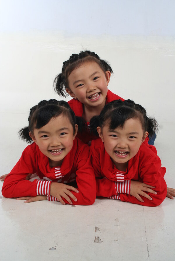 三胞胎姐妹图片