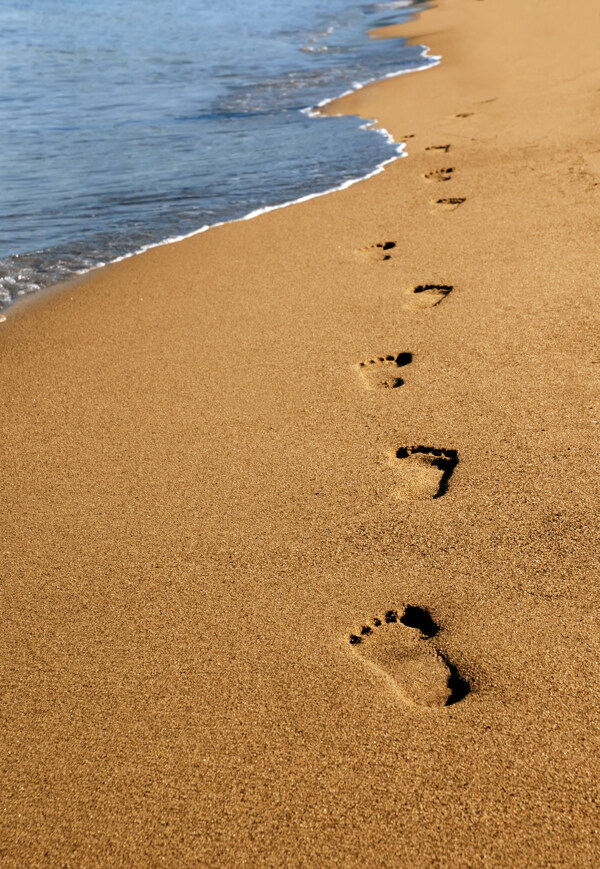 海边沙滩脚印向前
