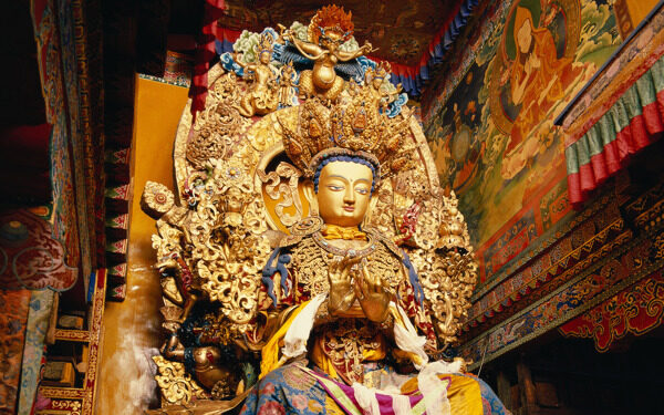 布达拉宫的弥勒佛像图片