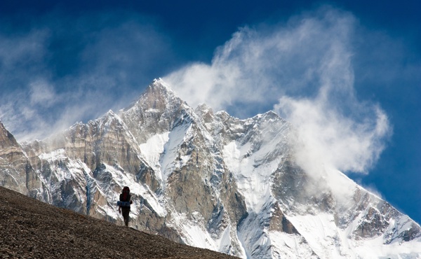 登山的人物与雪山图片