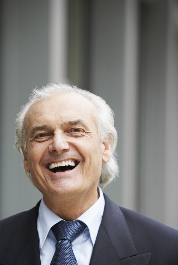 高兴大笑的外国白发老年商务男性图片