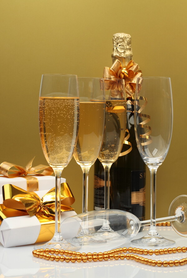 香槟红酒与礼物图片