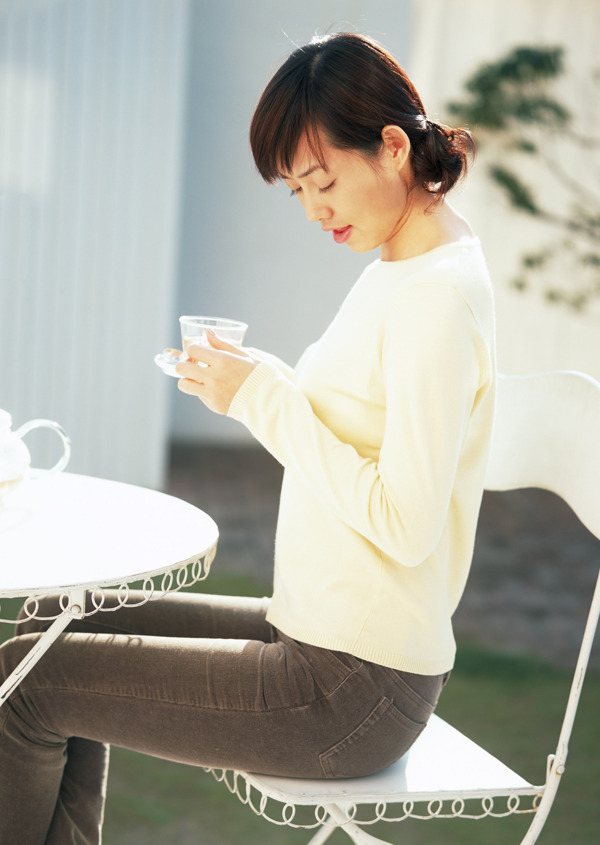 喝水女孩儿图片