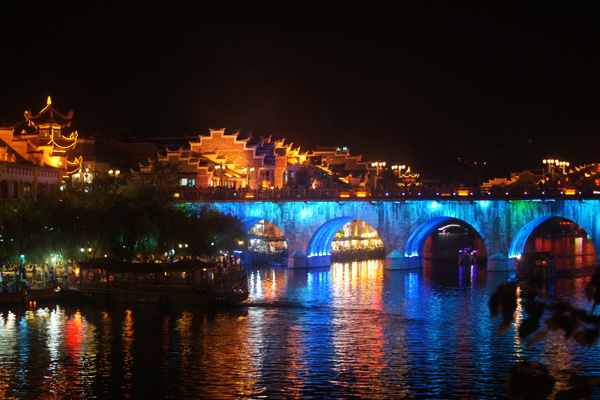 蓝色灯光的镇远河大桥图片