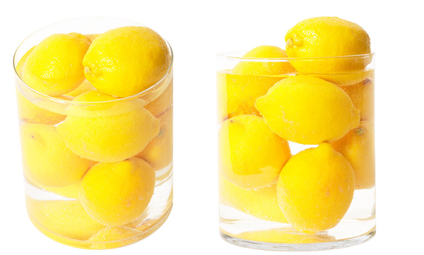 玻璃杯里的柠檬图片